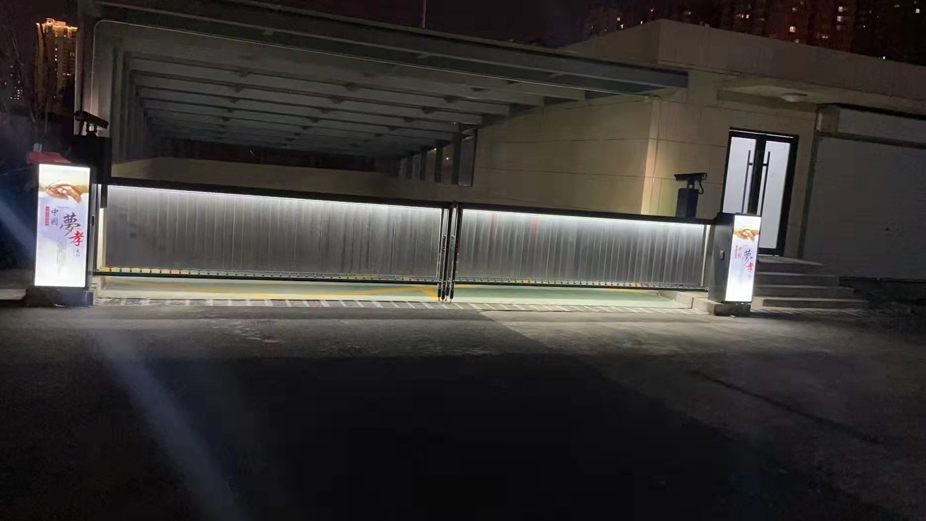 小區(qū)停車場(chǎng)廣告道閘 智能傳媒閘 百葉一體機(jī)收費(fèi)管理系統(tǒng)
