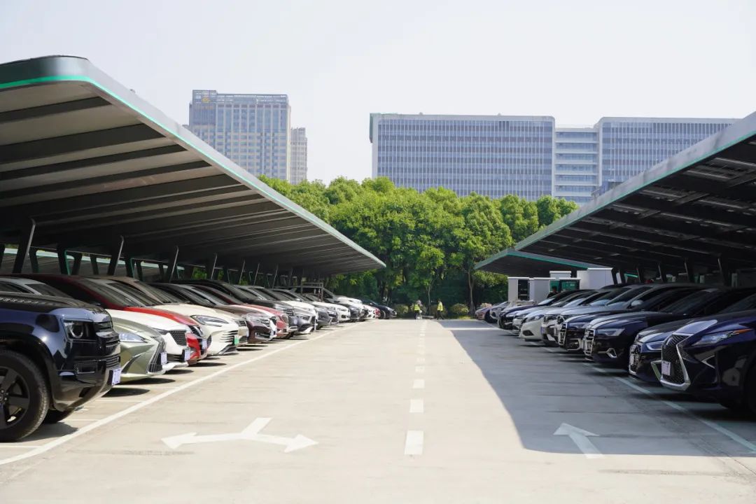 “五一”期間，西寧43處機關(guān)事業(yè)單位臨街停車場為市民提供方便