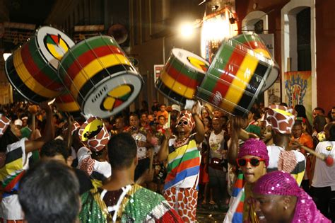  Carnaval Brasileiro de Salvador: Wielopokoleniowe tańce w rytmie samby i aksakombikingu